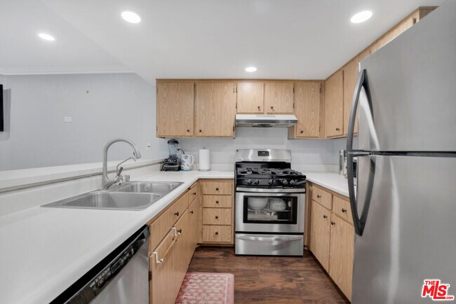 Building Photo - 18209 Sierra Hwy