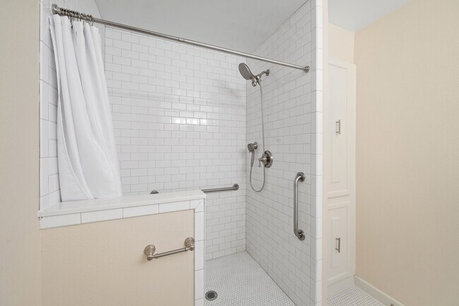 Building Photo - 10180 Longmont Dr