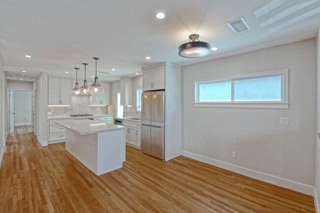 Building Photo - Completely Remodeled, Bright & Airy 3BR2BA...