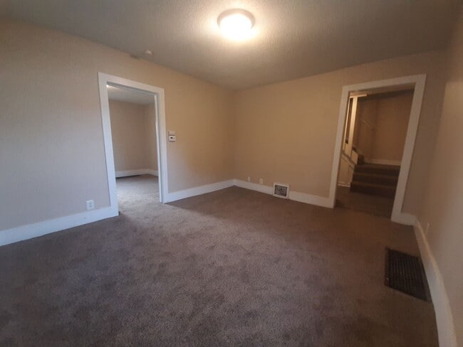 Building Photo - 3 Bedroom, 1 Bathroom home with new kitchen!