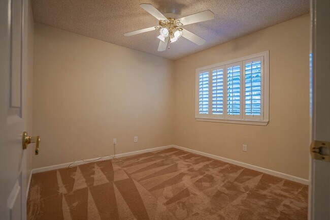Building Photo - Valencia 4 Bedroom Home for Rent.