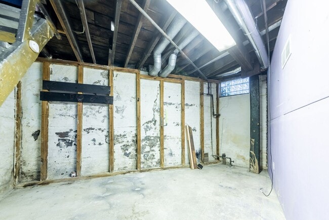 Building Photo - Available August 2026 - 2 Bedroom Home w/ LOADS of Character & Central AC Throughout!