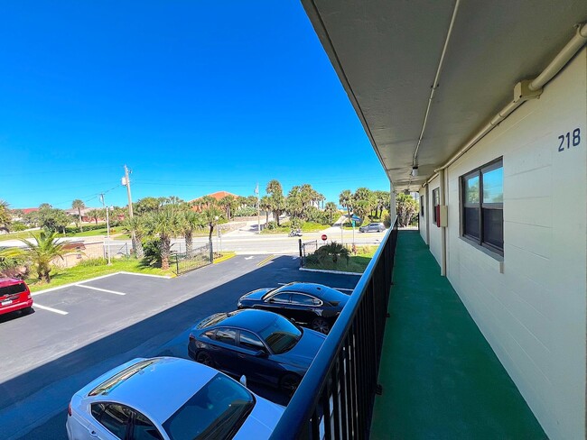 Building Photo - Updated 1 Bed 1 Bath Condo Across A1A from...