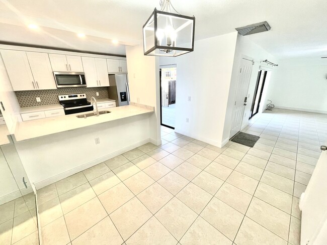 Building Photo - Beautiful Townhome in West Palm Beach!