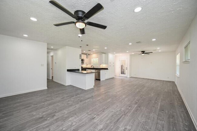Building Photo - 5233 W 43rd St