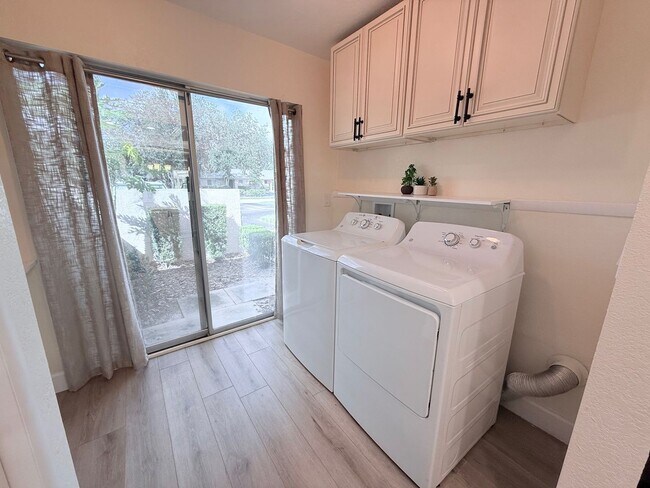 Building Photo - Beautifully Updated & Furnished 2-Bed/2-Bath Villa in Palm Aire – Sarasota, FL