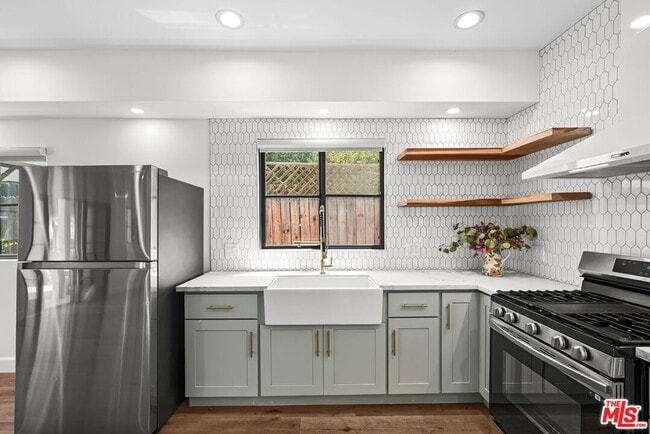 Building Photo - 720 W Altadena Dr