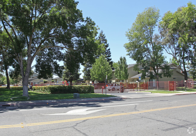 Building Photo - Oakridge Apartments