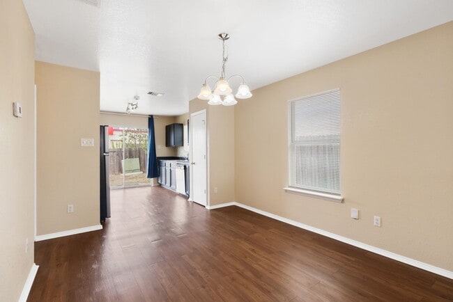 Building Photo - 3 Bedroom/2 Bath Meadow Brook Subdivision