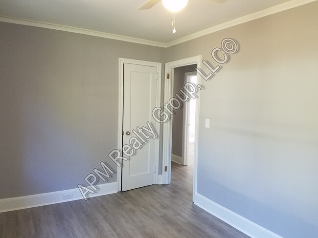 Building Photo - Renovated Three Bedrooms Downtown Columbia