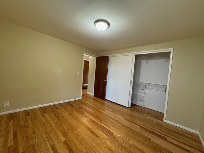 Building Photo - Charming rambler 2 bed 1 bath and office s...
