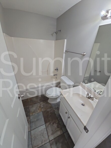 Building Photo - 4560 Longtree Ave