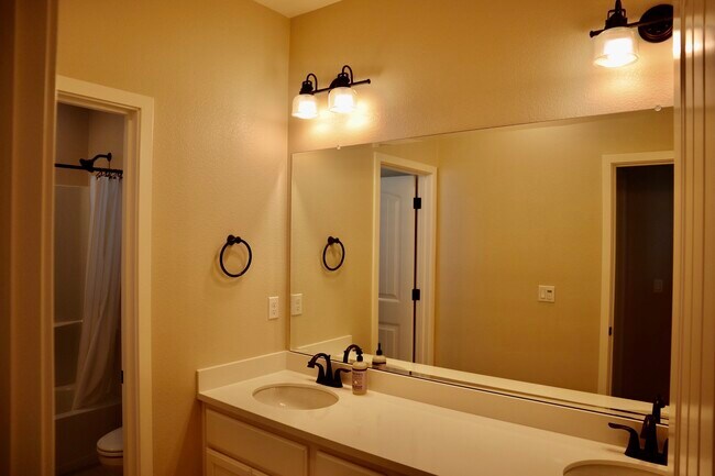 Building Photo - 3281 Crocker Dr