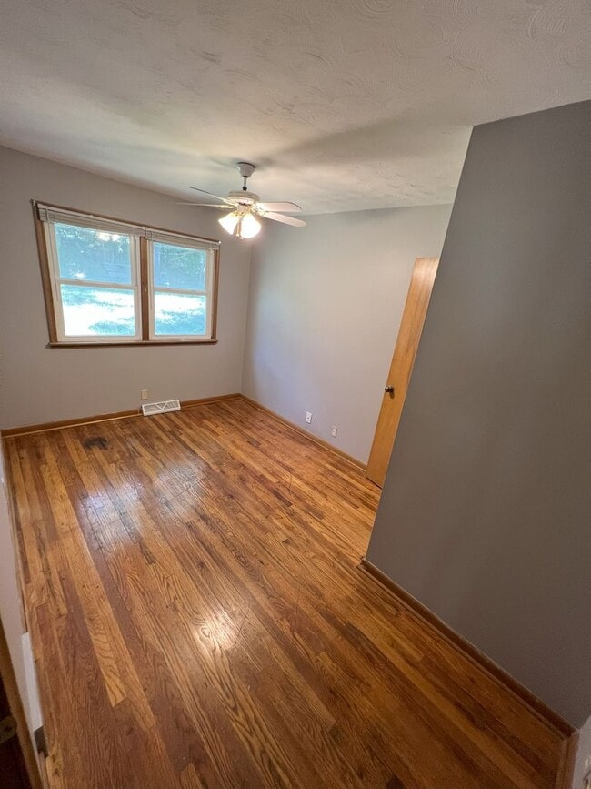 Building Photo - Bright & Spacious 3-Bedroom Home on Large ...