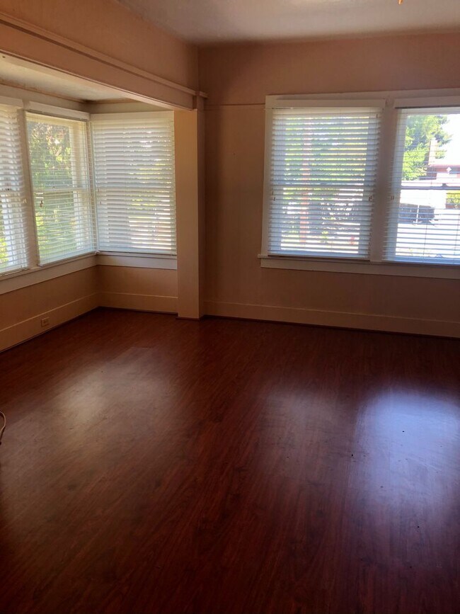 Building Photo - Quaint 2 bedroom duplex near downtown, utilities included!
