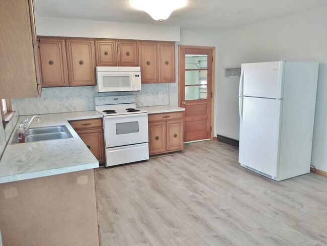 Building Photo - 2 Bed / 1-1/2 Bath Single Family Home