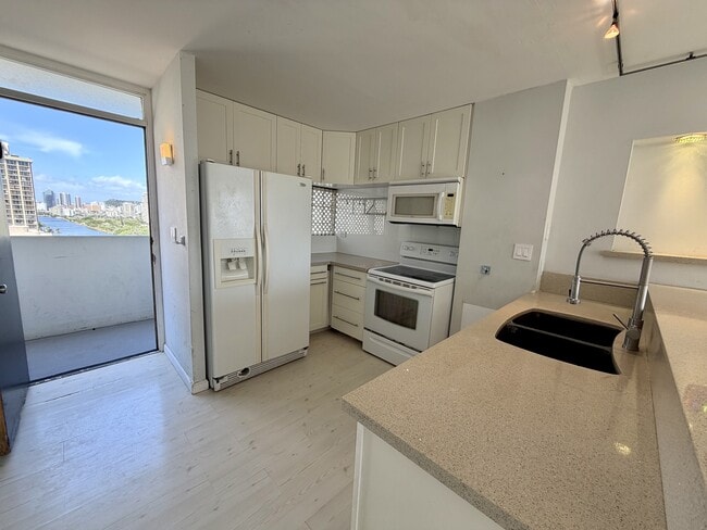 Building Photo - 2421 Ala Wai Blvd