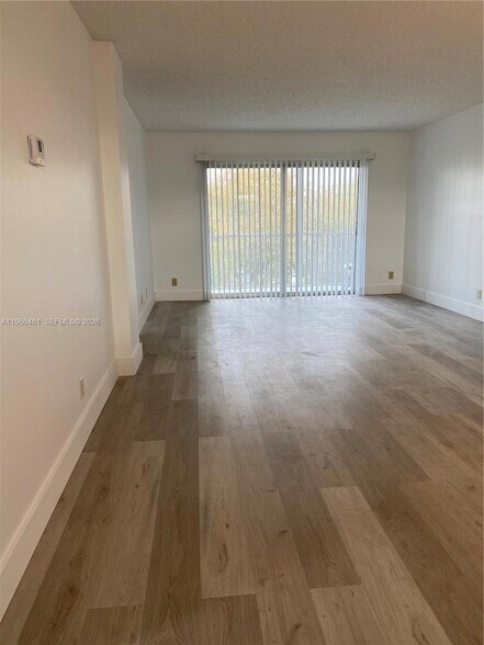 Building Photo - 1075 Riverside Dr