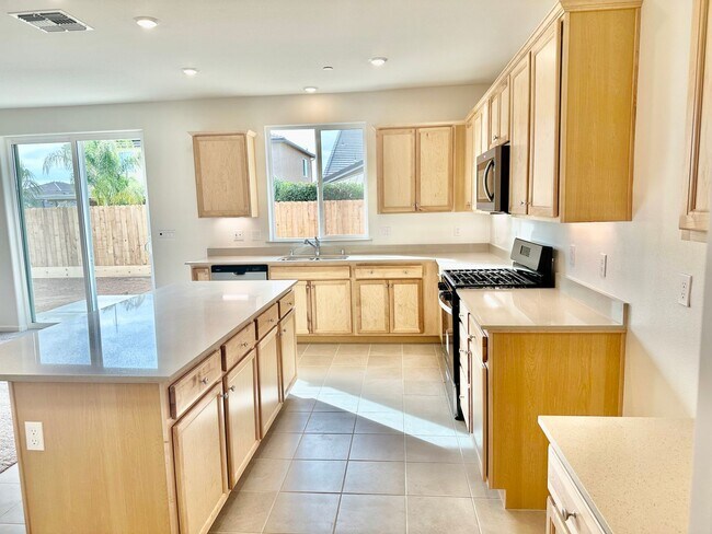 Building Photo - Lovely 4/2 Near Clovis East