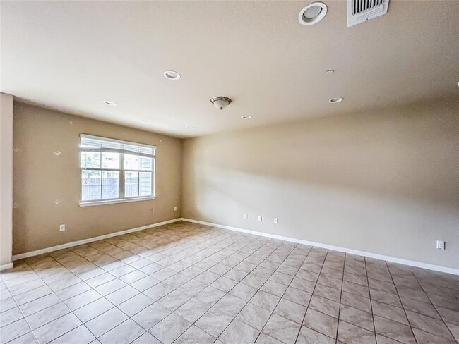 Building Photo - 2880 Donnell Dr