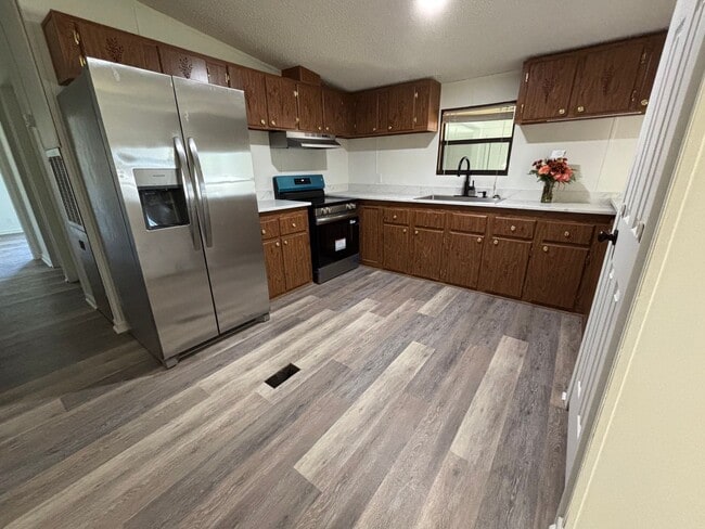 Building Photo - FOR RENT