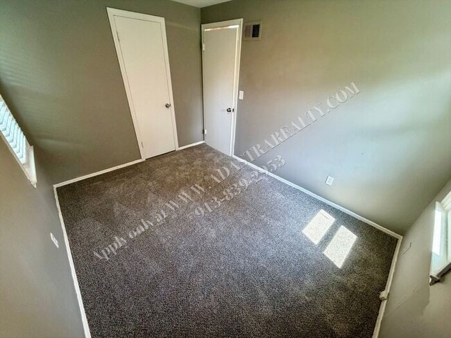 Building Photo - Cute 3 Bed 1 Bath in Raytown-Available NOW!!