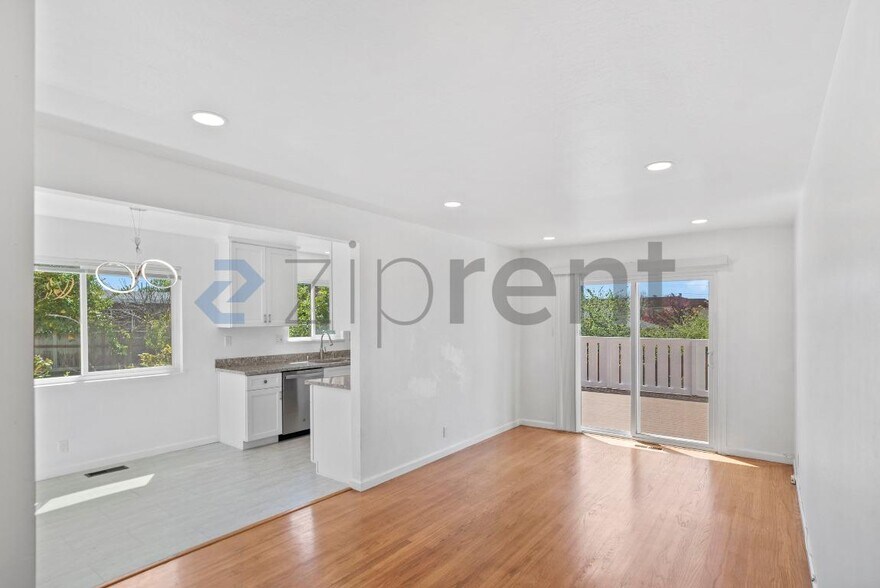 Building Photo - 1729 Elm St