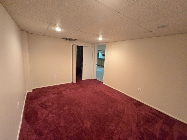 Building Photo - Spacious, freshly painted end-unit townhou...