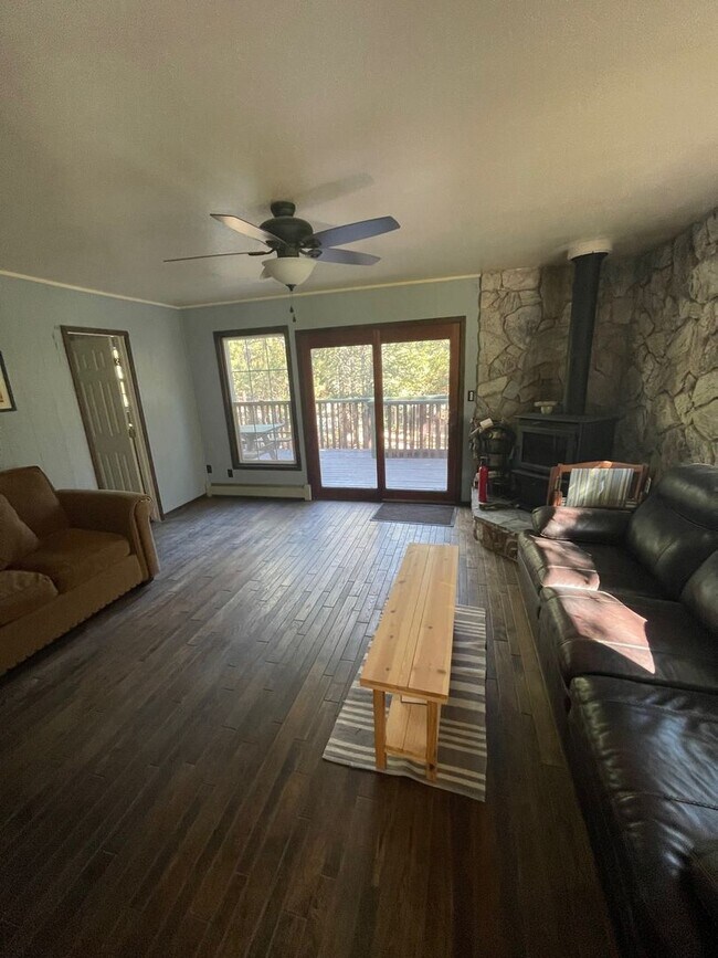 Building Photo - Quiet 4Bd 2Ba home avail. for a 3-5 month Seasonal Lease! Avail. Call and inquire today!