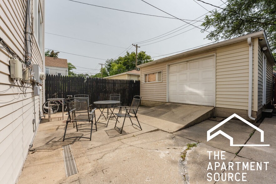 Building Photo - 2937 N Kimball Ave
