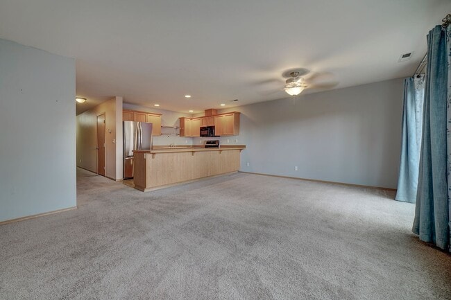 Building Photo - Spacious 3 bedroom townhome close to CK sc...