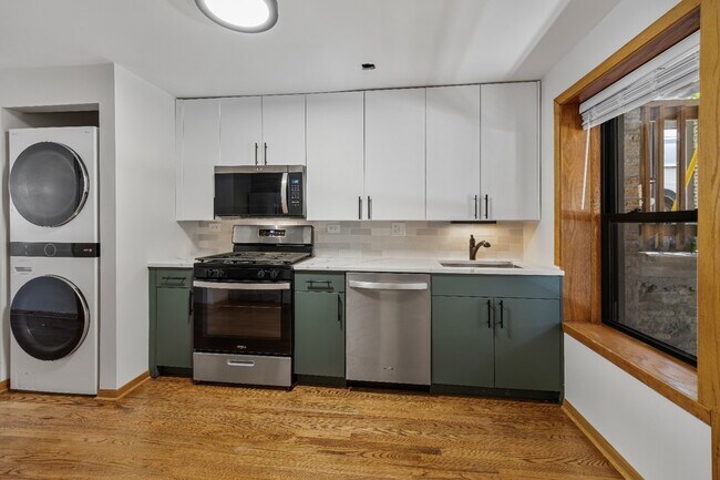 Building Photo - Garden unit: Renovated 1 bed in Logan Square - Now Leasing!