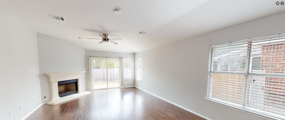 Building Photo - Spacious & comfy Willow Run home by Mills Pond