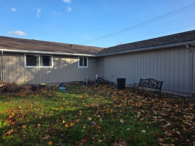 Building Photo - Great Vintage Home!