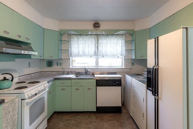 Building Photo - 74 Carlisle St