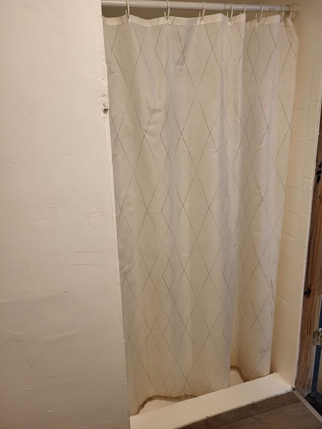 Building Photo - Available July 5, 2026! Spacious 4 bedroom...