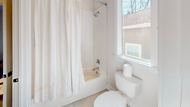 Building Photo - 1220 Lomax Ave