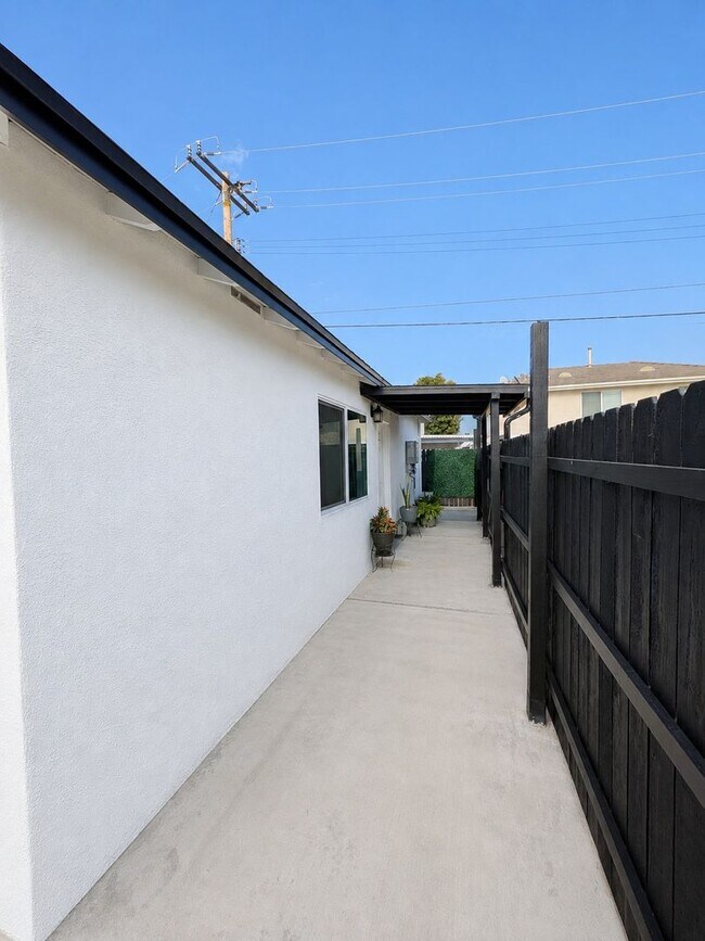Building Photo - NEW UNIT! Be the First to Live in This Brand-New Fully Furnished ADU