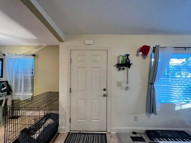 Building Photo - Spacious home with large yard & Detached G...