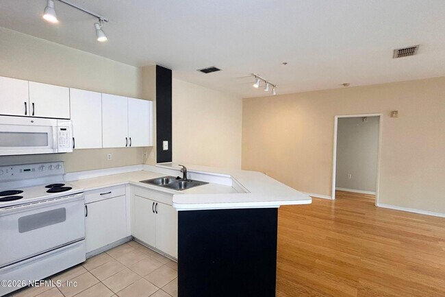 Building Photo - 610 Fairway Dr