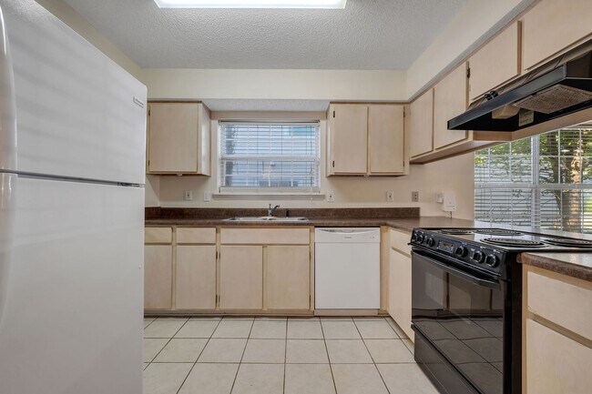 Building Photo - NE Tallahassee Townhome with Community Pool
