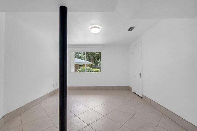 Building Photo - 2208 Escambia Dr