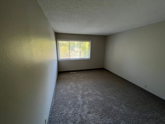 Building Photo - Convenient Downtown Location!
