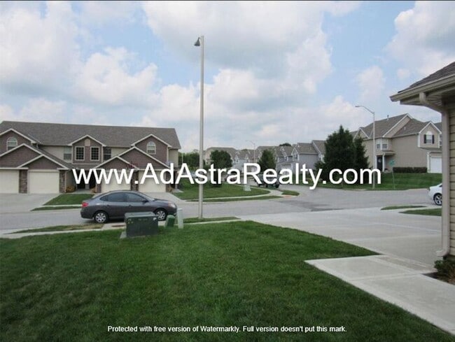 Building Photo - Gorgeous Like New KCMO Townhome-Available ...
