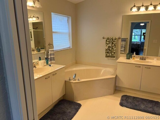 Building Photo - 10596 Sunset Isles Ct