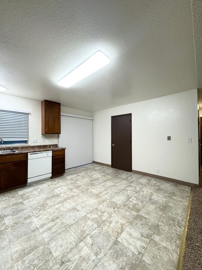 Building Photo - Spacious Home in S. Redding w/ New Upgrades