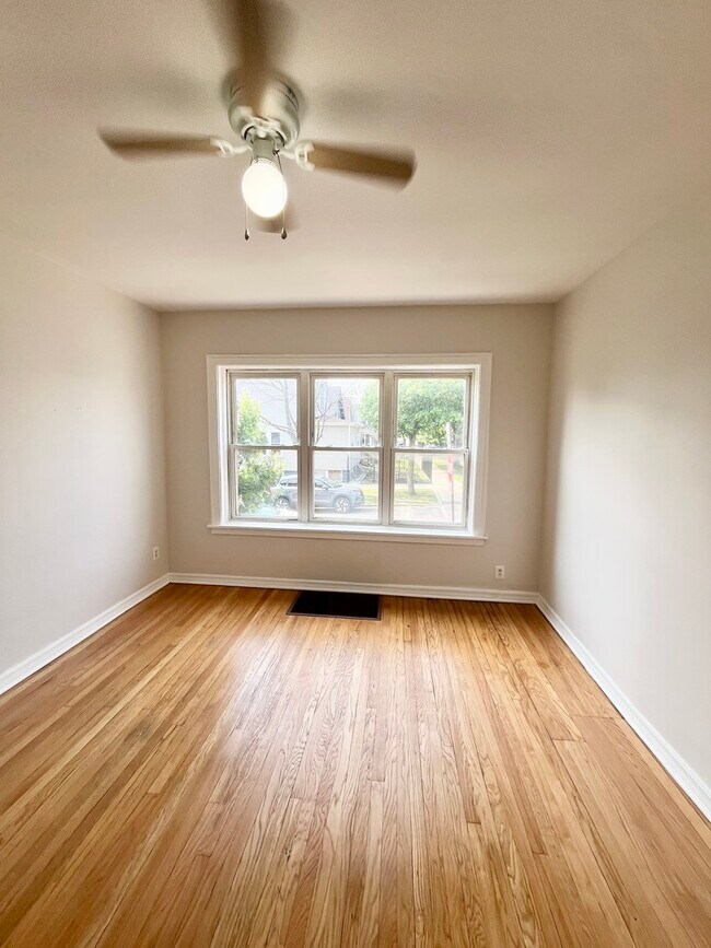 Building Photo - 4958 W Dickens Ave