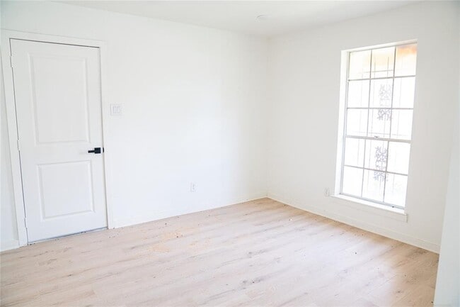 Building Photo - 4451 Oak Shadows Dr