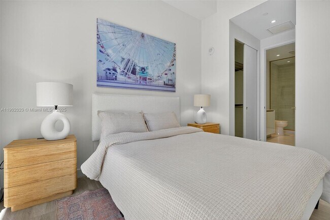 Building Photo - 2655 S Bayshore Dr