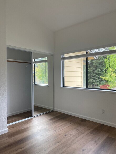 Building Photo - 1504 Woodlake Dr